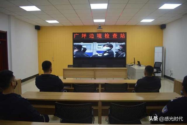 基层民警观看”致敬了不起的她,公安抗疫巾帼先