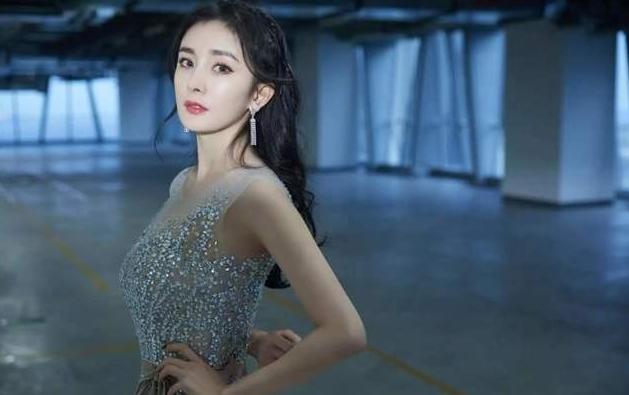 杨幂上节目大秀书法，看见写的字后，专家：作