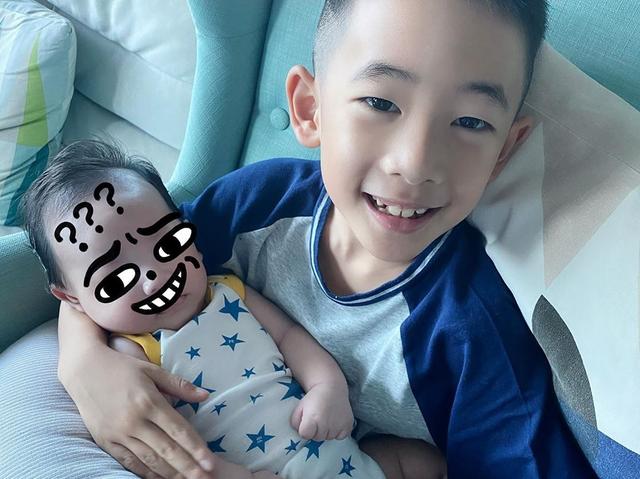 应采儿晒兄弟俩有爱同框，Jasper抱着弟弟亲吻，手足情深