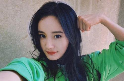 杨幂被偷拍裙底，粉丝亲眼目睹变态紧贴地面，