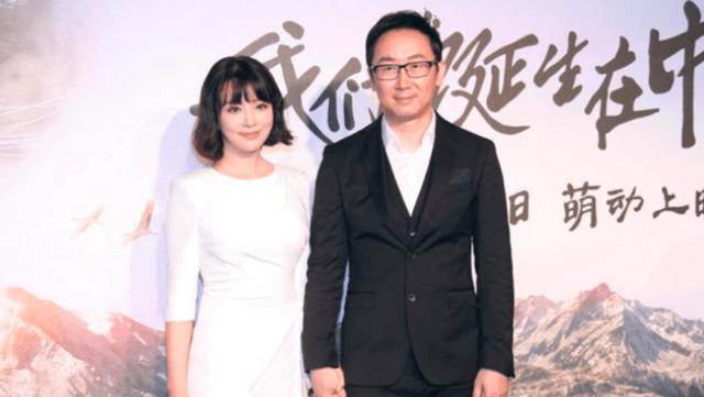 他曾向秦岚求四次婚，被拒后娶小12岁央视主持人，如今成人生赢家