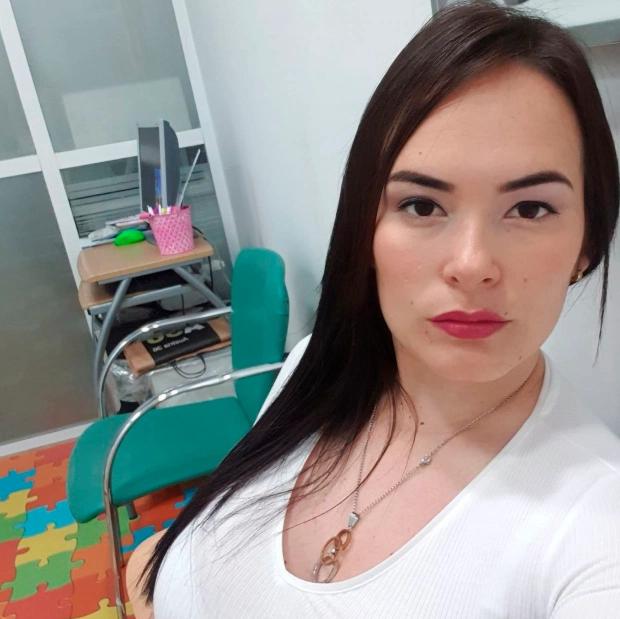 西班牙美女惨遭陌生男泼一头胶水头皮严重烧伤被逼剃头仍俊俏