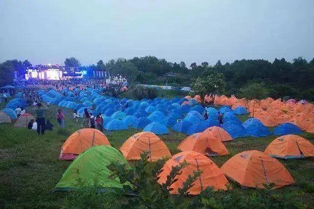 可以在白馬關的草地露營日落時能看到夕陽,夜幕下能看漫天繁星晨起時