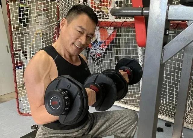 43歲言承旭大秀健碩身材，網友：肌肉比很多健身教練好