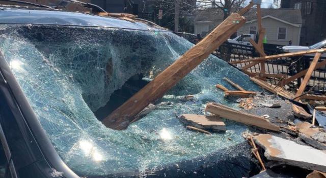 加拿大遭龙卷风狂袭 多人伤亡18岁少年被甩出车丧命