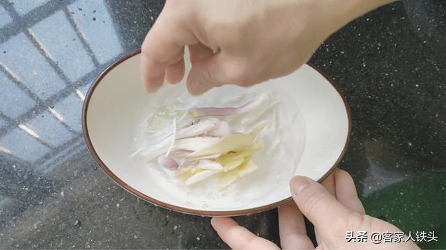 60岁老厨师教的鱼丸做法，不剁馅不绞肉，Q弹爽口，在家一样能做