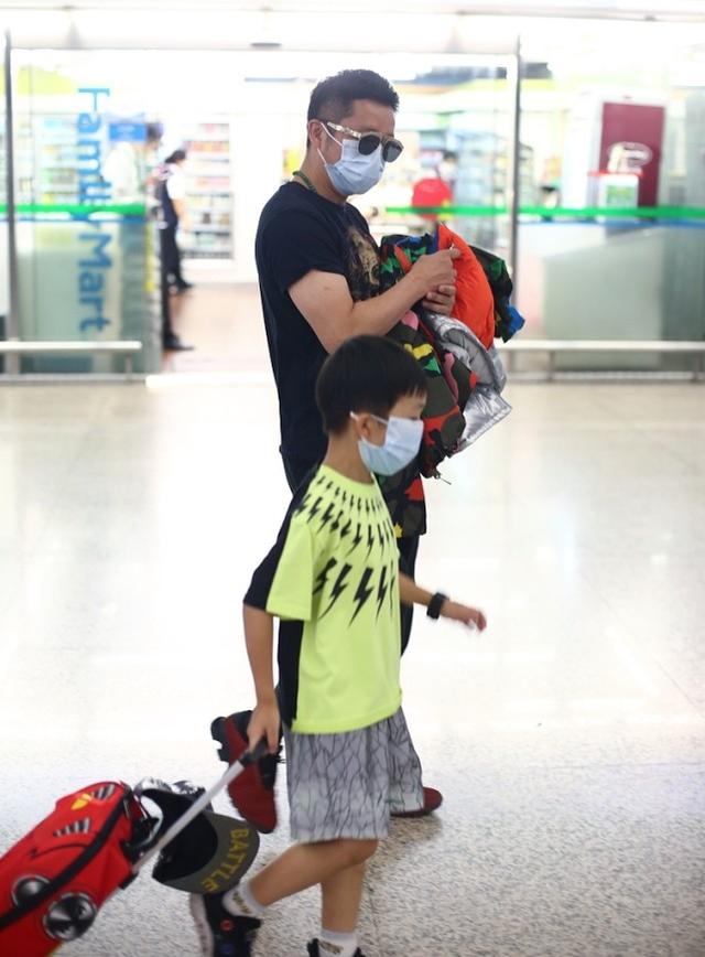 邹市明一家度假归来获三胎儿子接机，9岁轩轩手臂粗壮不输爸爸