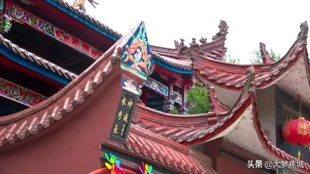 朝村中心走去,映入眼帘的,是全木结构的阮氏宗祠.