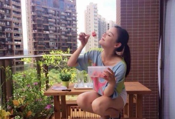 看看袁姗姗北京的家，装修温馨又少女，凌乱的样子很多女生都一样