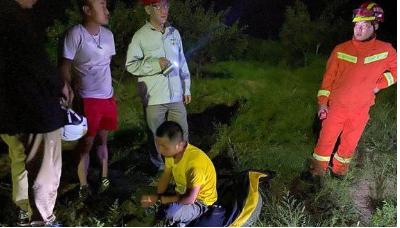 高压线|男子玩滑翔伞被挂高压线7小时 多部门配合救援