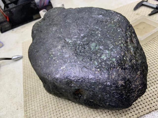 莫湾基原石用灯怎么看(莫湾基原石打灯图)