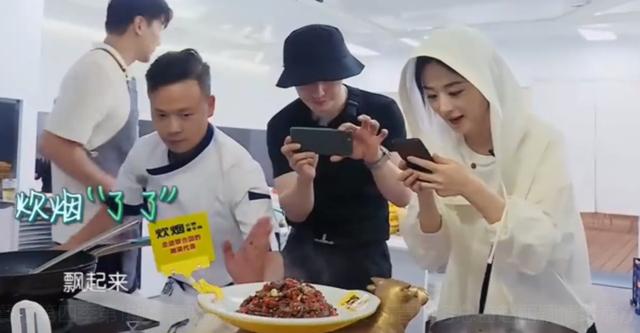 赵丽颖中餐厅首秀惊喜满满，干活管钱样样行，有一点被粉丝狂吐槽