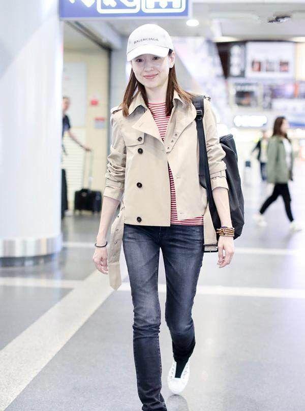 38岁董洁现身机场，素面朝天依旧清秀！冷清秋的气质一直没变啊