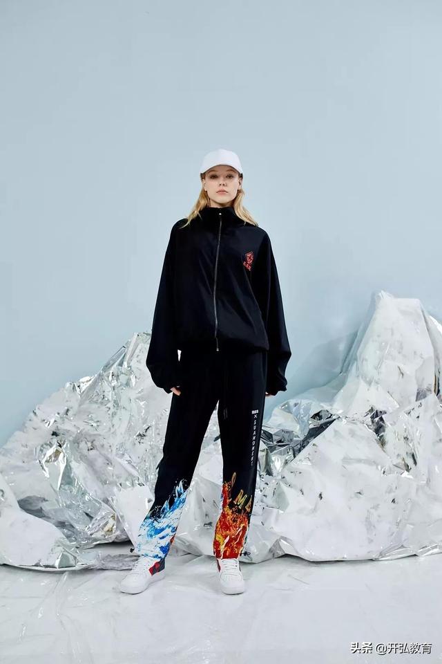 四百年传奇 老外狂打卡，比肩故宫造爆品，老顽