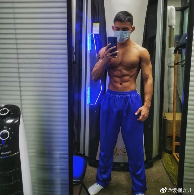 上海漫展肌肉男，盔甲胸和麒麟臂讓人羨慕，這身材不得不服