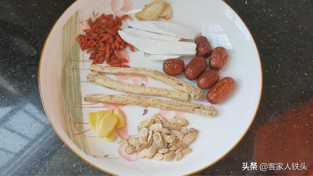 3斤鸡不油炒不白切，教你夏季懒人吃法，营养味美，客人都点名吃