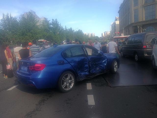 四川成都|突发！成都一轿车闯灯将交警撞飞碾压至车底，众人合力抬车救人