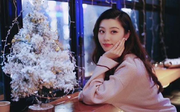 《王牌》女郎费费私照太惊艳，身材高挑不输给