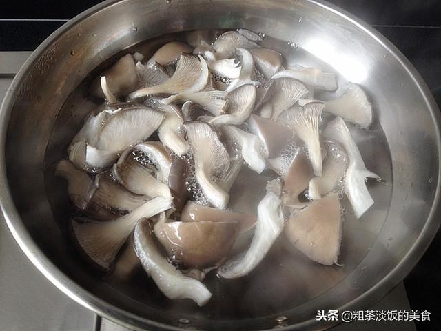 蘑菇不用炒，这样做外酥里嫩，一大盘都不够吃，做法还特别简单