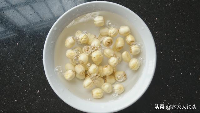 夏天炖汤有讲究，从食材搭配到火候控制，手把手教你一锅广东靓汤