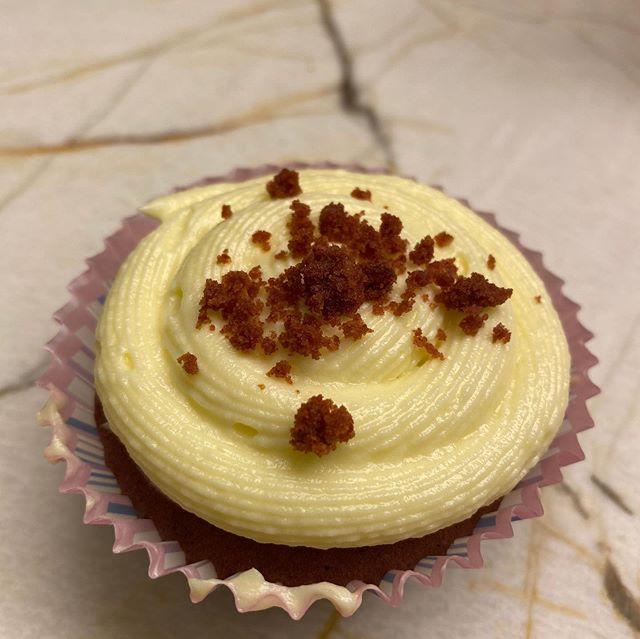 庆生|何超莲为邓紫棋庆生 还亲手为邓紫棋桌了蛋糕