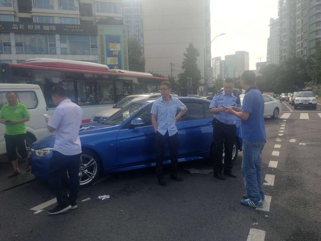 四川成都|突发！成都一轿车闯灯将交警撞飞碾压至车底，众人合力抬车救人