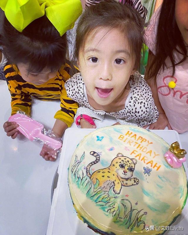 贾静雯5岁女儿真时髦，穿豹纹裙配蝴蝶结过生日，五官复制粘贴妈