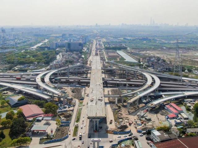 上海市浦东新区龙东大道高架先通车一段，全天