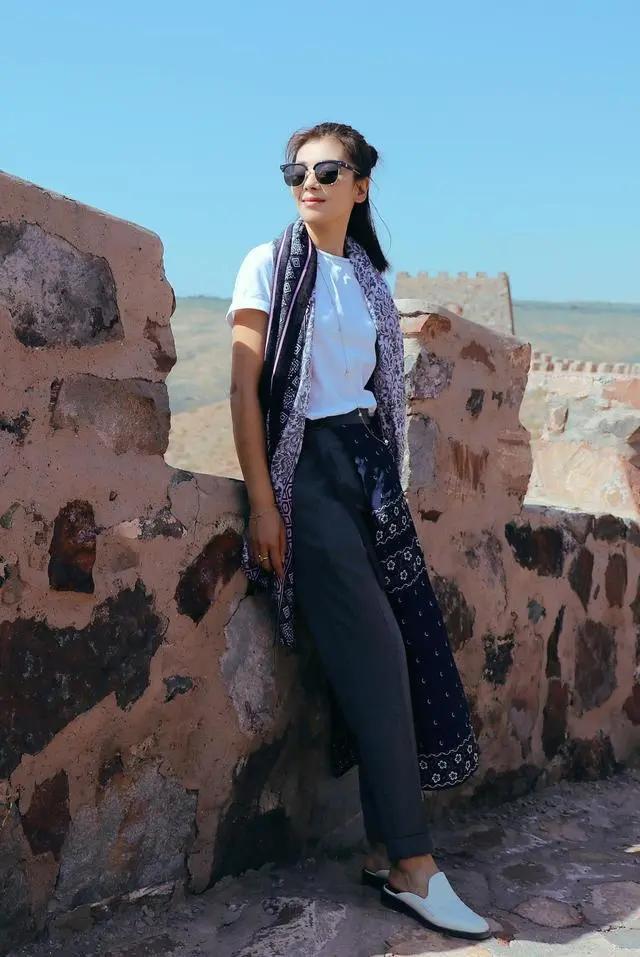 T恤下面别配阔腿裤了，学学刘涛这5种搭法，闭着眼照穿就行