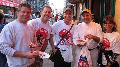 在美华人被白人无故殴打，围观人群无动于衷，