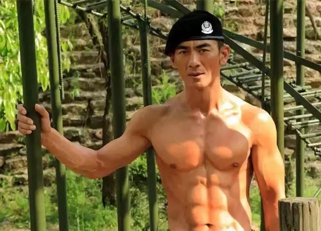 49歲黃磊堅持健身，暴瘦後的他堪比整容，網友直言認不出