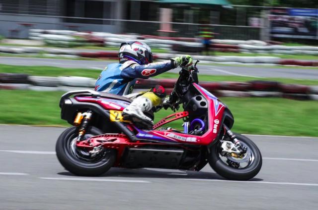 可以上快车道的电动车极速60kmh以上能够轻松压弯和超车