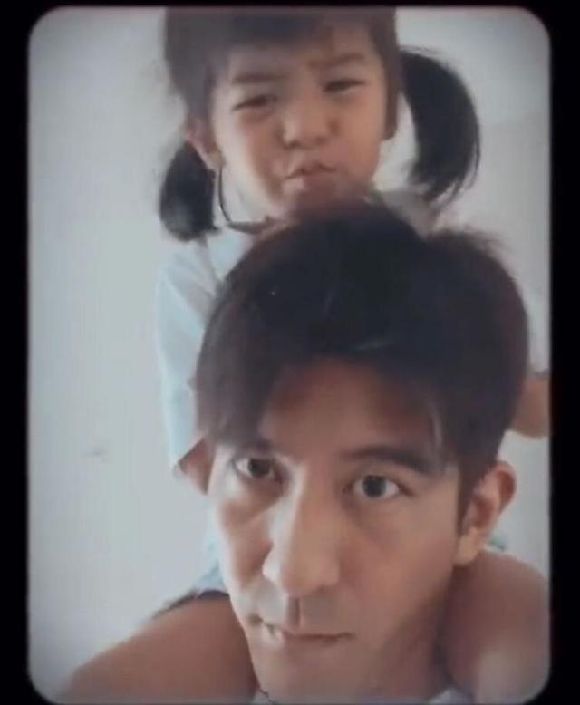 修杰楷父亲节与仨女儿合照，咘咘波妞骑他肩膀撒娇，梧桐妹秒赞