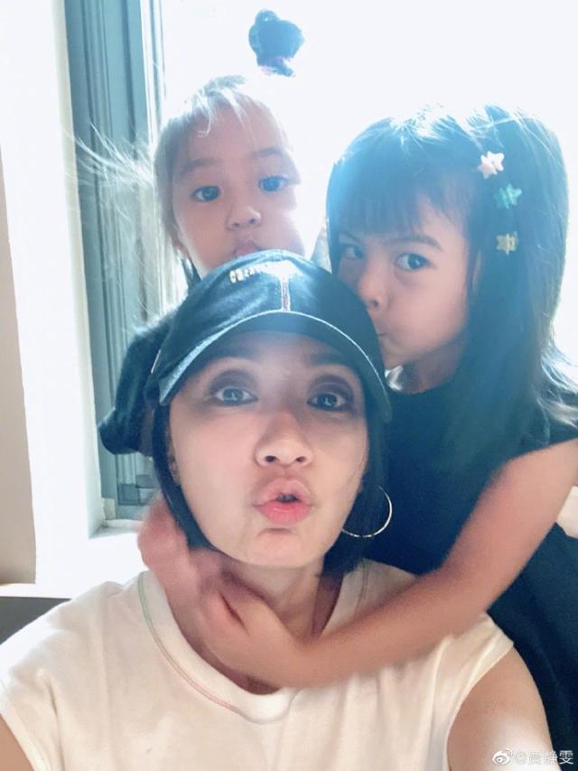 贾静雯一家为咘咘庆祝5岁生日，感谢妈妈辛苦生下她，感动又好笑