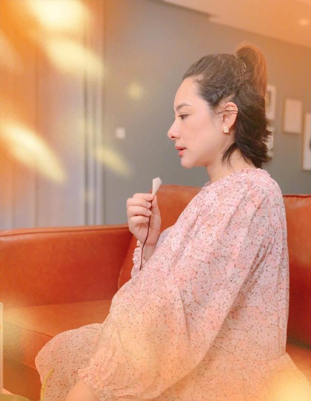 刘璇宣布二胎生女，5年抱俩儿女双全，自曝高龄怀孕太艰辛