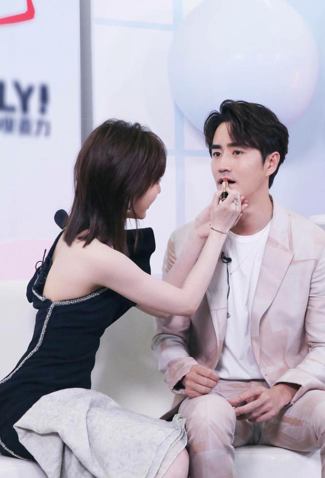 合体|杨玏毛晓彤合体自拍戏里幸福戏外暖心互动CP感十足