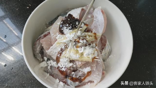 60岁老厨师教的鱼丸做法，不剁馅不绞肉，Q弹爽口，在家一样能做