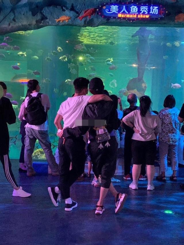 蔡少芬夫妇带孩子到乐园玩，被拍到私下相处细节，当众拥抱太恩爱