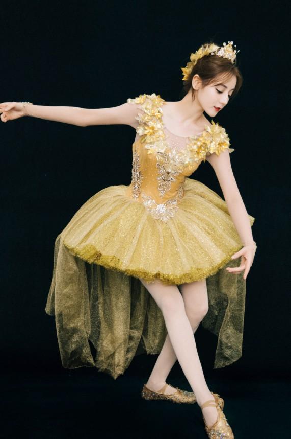 热巴的“芭蕾舞照”被疯传，当她踮起脚尖的一刻，又美出新高度