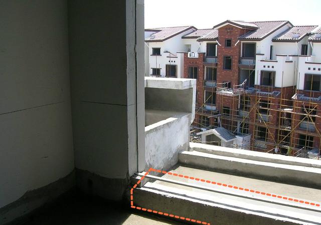 阳台反梁丑归丑,别砸错了配有钢筋的结构梁,影响承重阳台容易垮