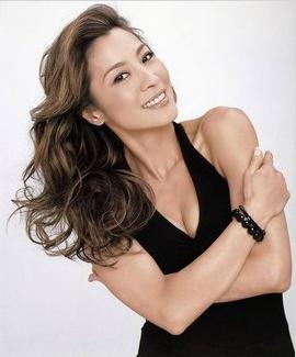 58岁杨紫琼近照曝光风采依旧，情定大16岁富豪，