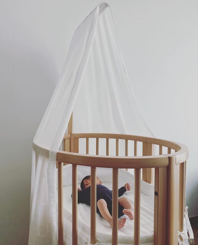 应采儿晒兄弟俩有爱同框，Jasper抱着弟弟亲吻，手足情深