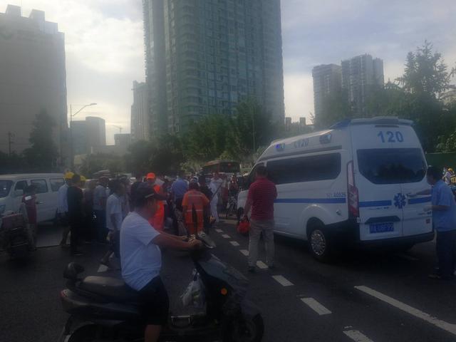 四川成都|突发！成都一轿车闯灯将交警撞飞碾压至车底，众人合力抬车救人