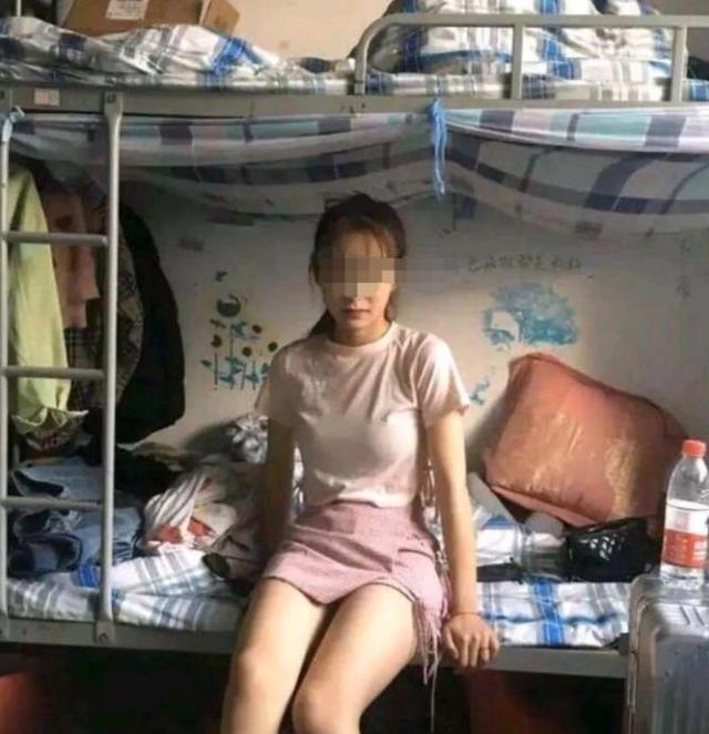 打工妹第1天进厂就跑路，"脏乱"的16人宿舍，隔着屏幕都有味儿