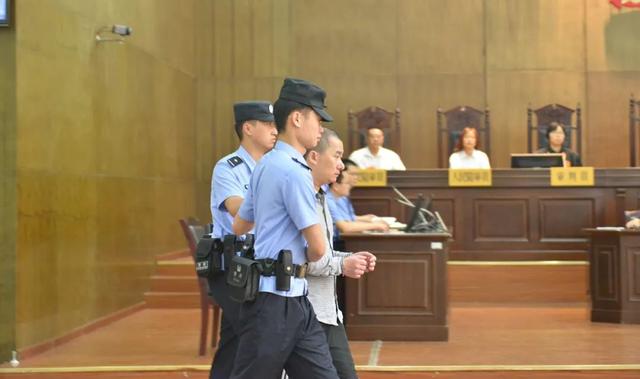 重庆“杀害狱警、刺伤法官”案被告人一审被判死刑