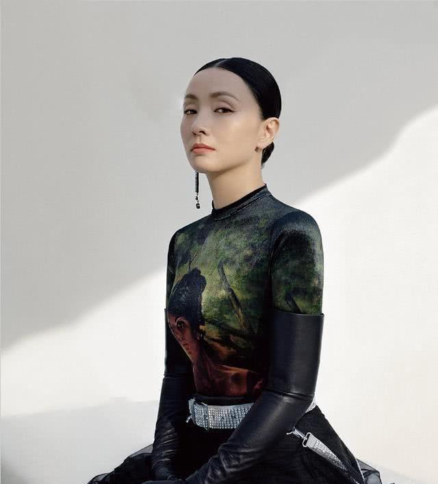 46岁陶虹拍时尚写真，身材性感端庄得体，难怪徐峥爱她这么多年