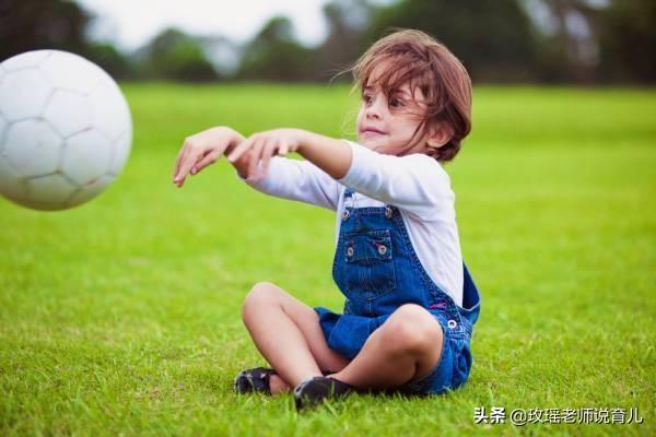 孩子扔東西搞破壞？了解動作思維發展三大階段，教他這樣扔和玩