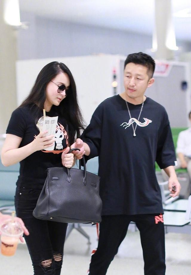 冉莹颖现身机场，戴墨镜配破洞裤穿搭时尚，一人带三娃妈妈力max