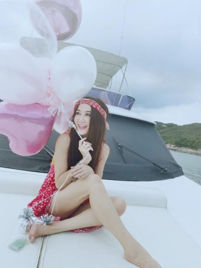 温碧霞和丈夫乘游艇度假，他们海边牵手相拥，老夫老妻依旧超甜蜜