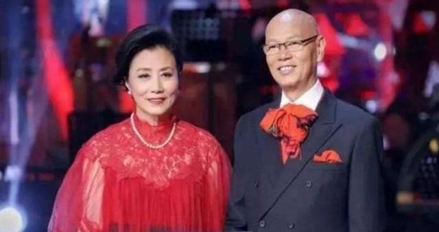 罗家英近况曝光，和妻子汪明荃抗癌多年，后悔没有生个孩子